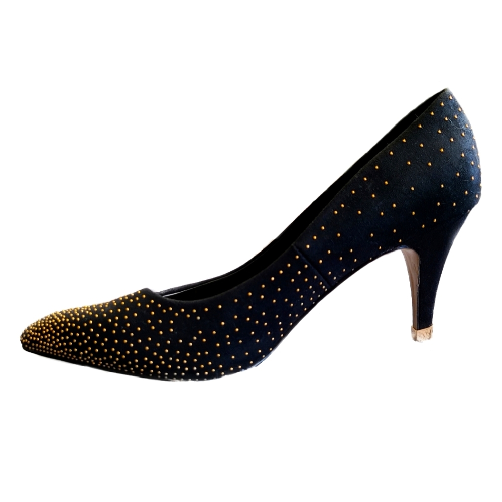 Apt. 9 Studed Pumps